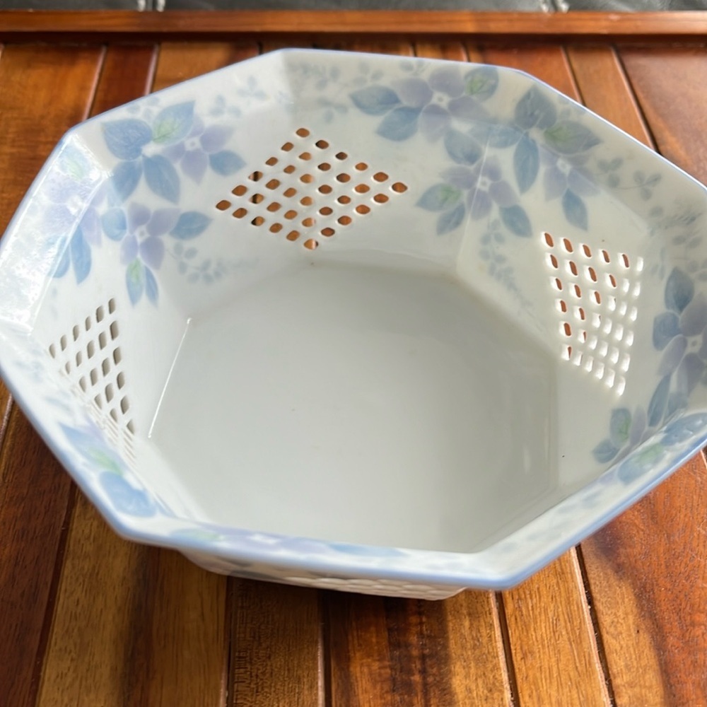 Japanese Porcelain Flowered Bowl.​